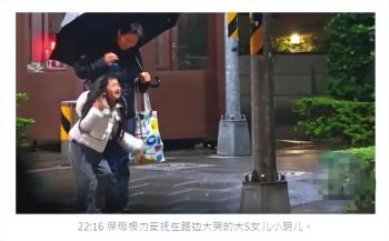 汪小菲女儿小玥儿雨夜路边大哭，张兰很心痛，怪大S不称职  -图2