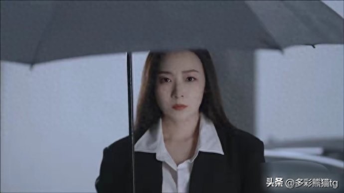 黄海波妻子曲栅栅暴雨天拍摄，秀西服美酷辣，别说还有几分像高叶  -图1