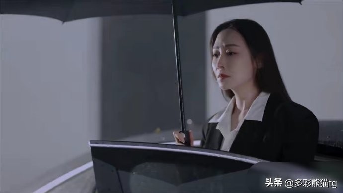 黄海波妻子曲栅栅暴雨天拍摄，秀西服美酷辣，别说还有几分像高叶  -图3