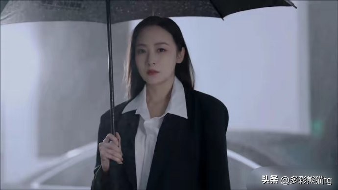 黄海波妻子曲栅栅暴雨天拍摄，秀西服美酷辣，别说还有几分像高叶  -图2