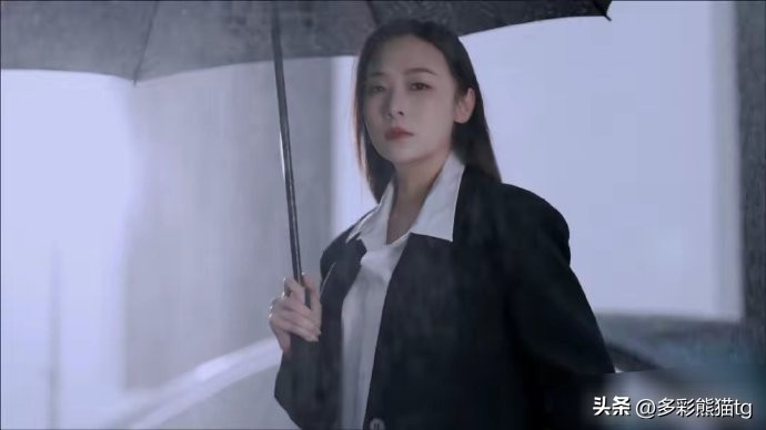 黄海波妻子曲栅栅暴雨天拍摄，秀西服美酷辣，别说还有几分像高叶  -图4