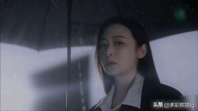 黄海波妻子曲栅栅暴雨天拍摄，秀西服美酷辣，别说还有几分像高叶  -图5