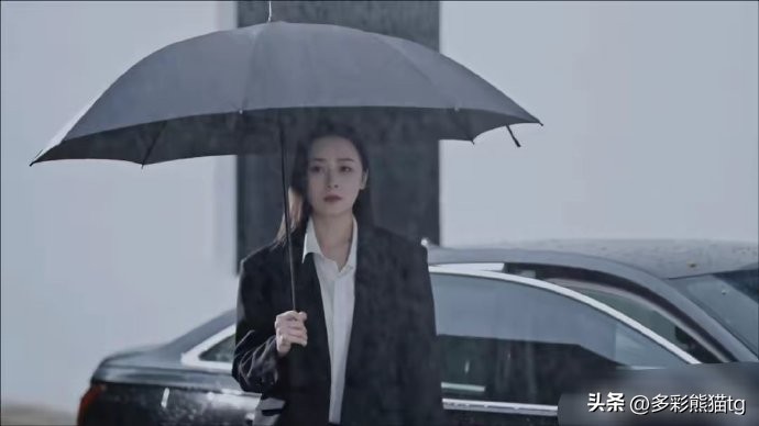 黄海波妻子曲栅栅暴雨天拍摄，秀西服美酷辣，别说还有几分像高叶  -图6