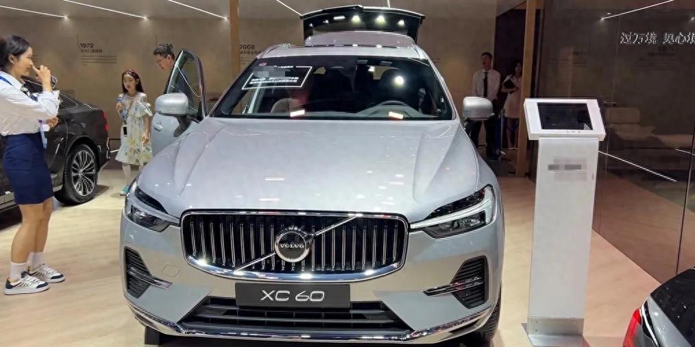 沃尔沃终于＂杀疯了＂！XC60跌破30万，2.0T+8AT爆250马力  -图1