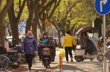 大风降温，市民保暖出行！北京街头即景——  -图1