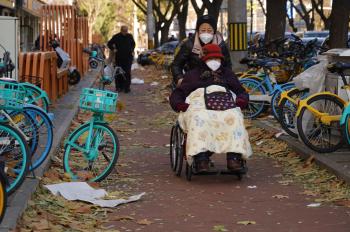 大风降温，市民保暖出行！北京街头即景——  -图2