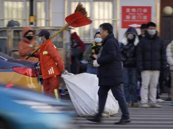 大风降温，市民保暖出行！北京街头即景——  -图5